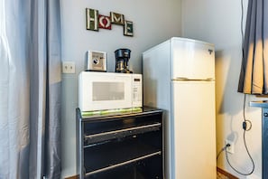 Apartment (0 Bedroom) | Interior - 2 Mi to Lake Winnebago: Studio w/ Private Yard! (Neenah)