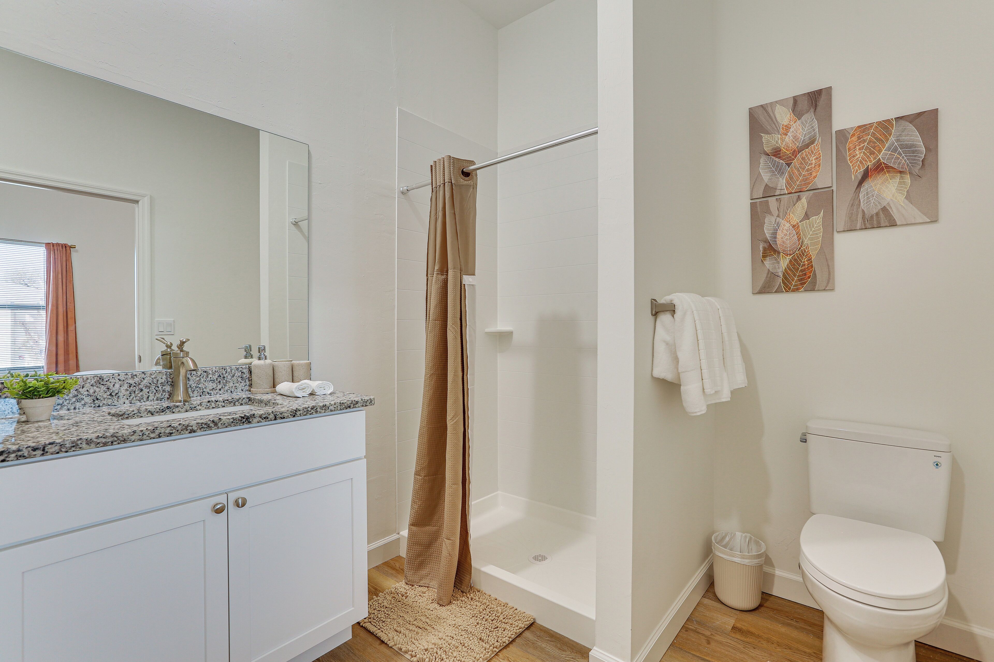 Une salle de bain moderne équipée d’une douche, de toilettes et d’un lavabo.