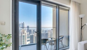 Smart TV - Sleek 1 BR in Burj Royale with Canal View (Dubai)