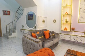 Interior - Cosy 4 bedroom House - 24/7 Electricity/Wi-Fi/Security & Pool - Lekki (Lekki)