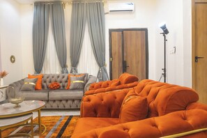 Smart TV, video games - Cosy 4 bedroom House - 24/7 Electricity/Wi-Fi/Security & Pool - Lekki (Lekki)