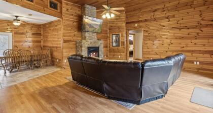 Spectacular Home w Hot Tub Fireplace Jacuzzi