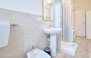 Shower, hair dryer - 3 bedroom amazing apartment in Genova (Genova)