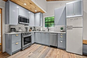 1 bedroom - Smoky Mountains Honeymoon Cabin Dog Friendly (Sevierville)