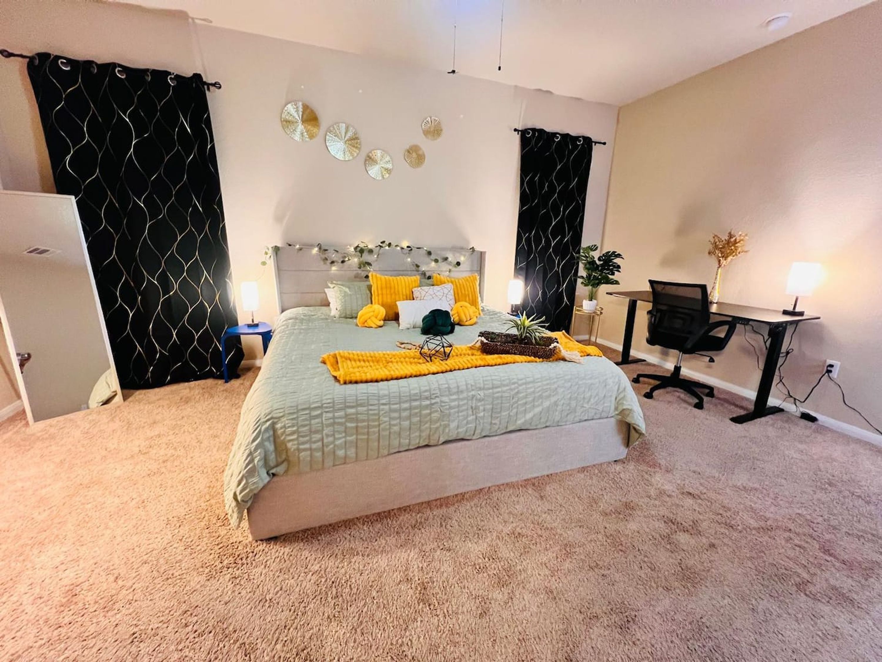 Un dormitorio con una cama, un escritorio y una silla.