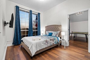 House | 4 bedrooms - Stylish One Level Home Ping Pong Foosball Yard (Frisco)