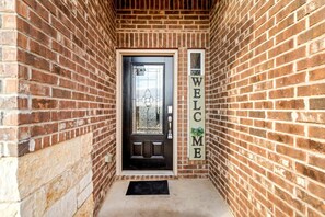 House | 3 bedrooms - Spacious One-level Home - Calm Neighborhood Yard (Crowley)