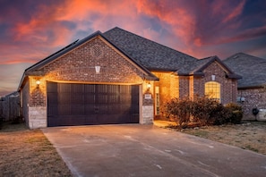 House | 3 bedrooms, desk - Spacious One-level Home - Calm Neighborhood Yard (Crowley)