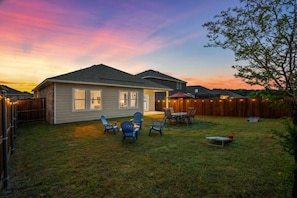 3 bedrooms, desk - One Level Home Foosball Firepit Quiet Neighborhood (Lavon)