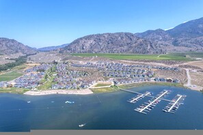 Room - Sky-view Cottage - 5 Bedroom View Home (Osoyoos)