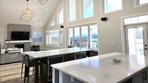Unclassified image, 3 of 55, button - Sky-view Cottage - 5 Bedroom View Home (Osoyoos)