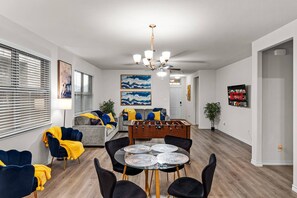 3 bedrooms - Single-level Home Game Area Ideal for Long Stays (Aubrey)