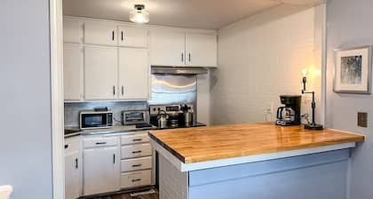 Affordable 2BR Getaway Near Plaza District Lilac1