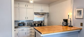 Affordable 2BR Getaway Near Plaza District Lilac1