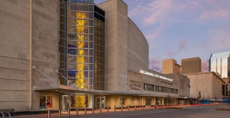 Apartamento. Affordable 2BR Getaway Near Plaza District Lilac1