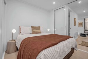2 bedrooms, iron/ironing board, WiFi, bed sheets - Perfectly Paired - Your Dual Apartment Escape (Wellington City)