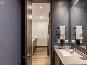 A modern bathroom with a large mirror, two sinks, and a walk-in shower. - w Luxury 1BR w Great Terrace in Chico (Bogotá)