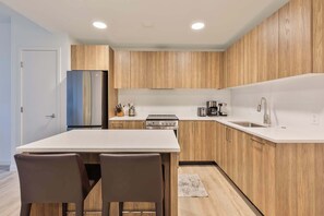 Fridge, microwave, oven, stovetop - Gorgeous Apt with Kitchen and Gym (Boston, MA)