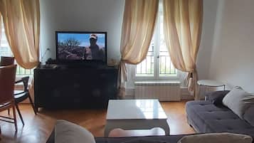 Căn hộ, 3 phòng ngủ | Khu phòng khách | TV màn hình phẳng