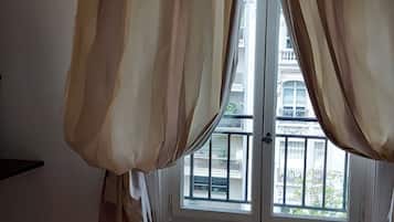 2 bedrooms, soundproofing, iron/ironing board, free WiFi
