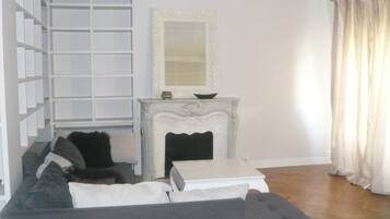 Apartamento, 3 habitaciones | Zona de estar | Una televisión de pantalla plana