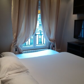 Apartment, 3 Bedrooms | Soundproofing, iron/ironing board, free WiFi