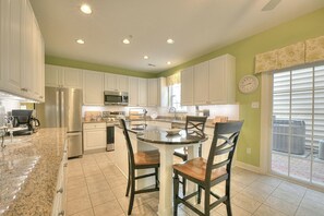 Microondas, placa de cocina, lavavajillas, cafetera/tetera