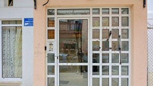 Ein Schaufenster mit einem Schild, auf dem "ANAPEOY KRTHES 1" steht.