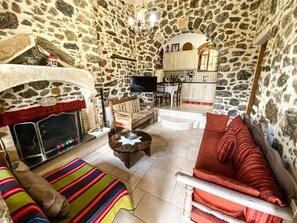 House | 2 bedrooms, desk