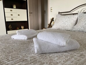 Casa | 2 quartos, escrivaninha