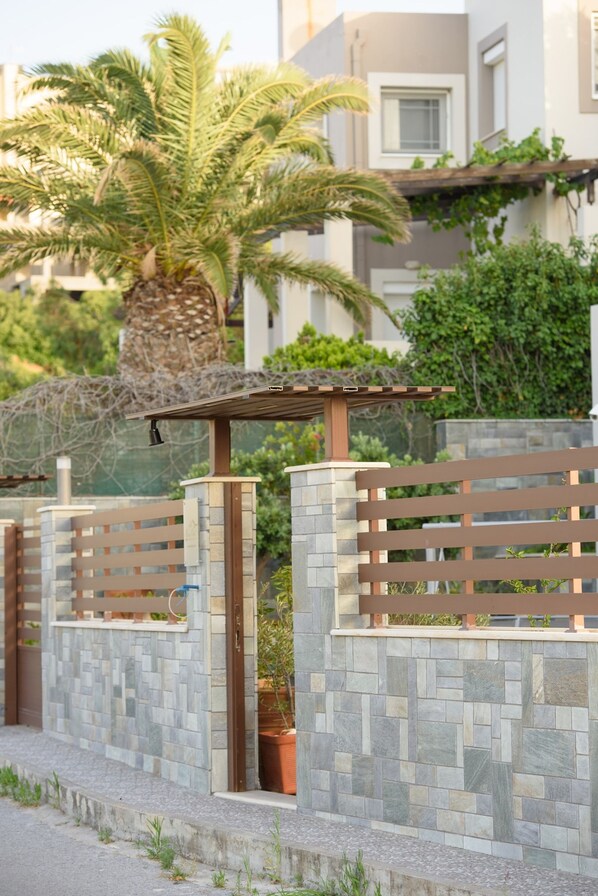 House | 2 bedrooms, desk - Marie Nicol Apartments 2 (Malevizi)