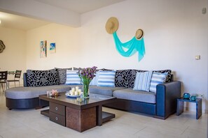 House | 2 bedrooms, desk - Marie Nicol Apartments 2 (Malevizi)