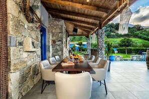 Villa | 2 camere, una scrivania