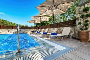 Villa | 2 camere, una scrivania