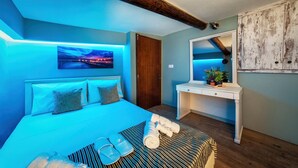 A modern bedroom with a bed, bedside table, and a large mirror. - Villa Kalouas Private Pool (Malevizi)