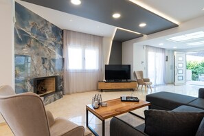 Villa | 3 bedrooms, desk