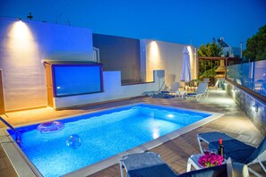 Villa | 3 bedrooms, desk