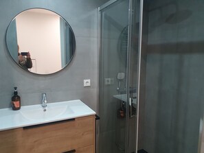 Een haardroger, handdoeken, zeep, toiletpapier