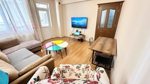 Living area - Spacious 3-bedroom apartment with WiFi, AC in peaceful Antalya (Antalya)