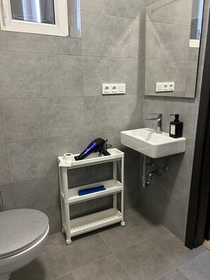 Suite | Badezimmer | Dusche, kostenlose Toilettenartikel, Haartrockner, Handtücher