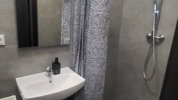 Suite | Baño | Regadera, amenidades de baño gratuitas, secadora de cabello, toallas