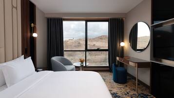 Deluxe Room, 1 King Bed | 1 bedroom, in-room safe, blackout curtains, soundproofing