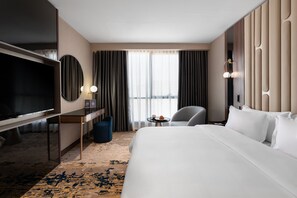 In-room safe, blackout curtains, soundproofing, iron/ironing board - Warwick Al Taif Hotel (Taif)