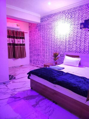 Deluxe Double Room, City View | Hypo-allergenic bedding, soundproofing, free WiFi, bed sheets