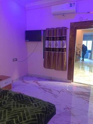 Hypo-allergenic bedding, soundproofing, free WiFi, bed sheets