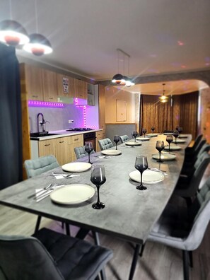 Dining - Cabana 15 persoane 7 camere  6 băi  Living pentru petreceri  Terase Grătar (Lețcani)