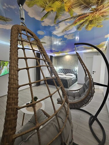 Cabana 15 persoane 7 camere  6 băi  Living pentru petreceri  Terase Grătar