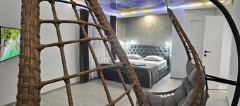 Cabana 15 persoane 7 camere  6 băi  Living pentru petreceri  Terase Grătar