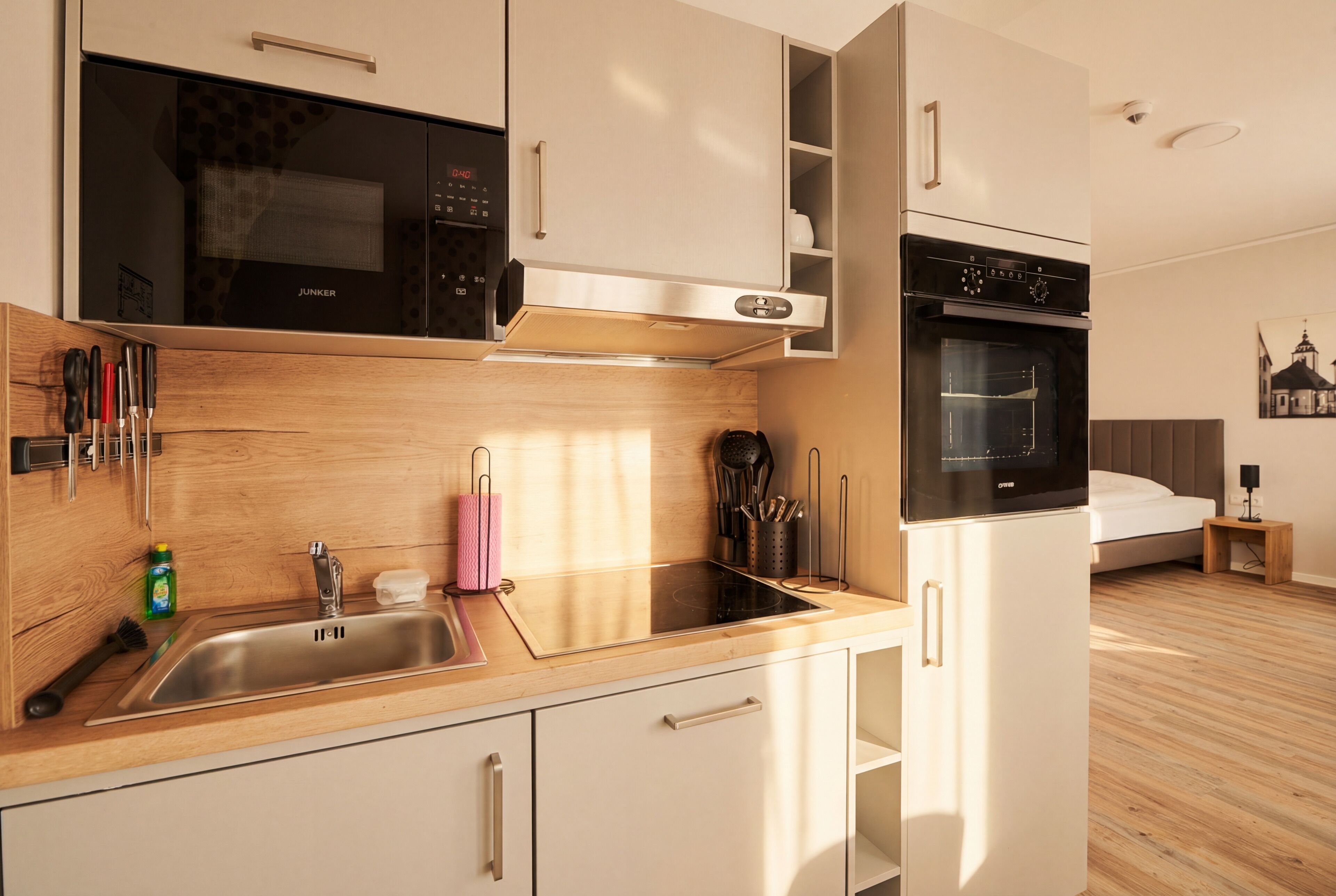 Refrigerador con freezer, microondas, horno, placa de cocina