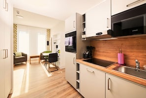 Standard Apartment | Private kitchen | Full-size fridge, microwave, oven, stovetop - ADAPT APARTMENT HOTEL Siegen (Siegen)